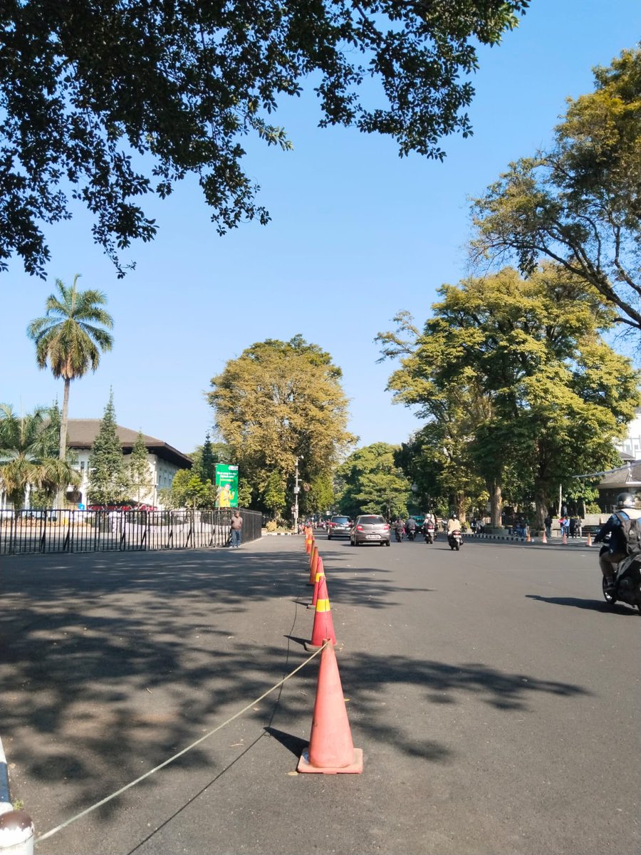 09.00 #LalinSonoraNetwork

Jl. Diponegoro (depan Gedung Sate) Bandung dua arahnya ramai lancar. Cuaca cerah. 

Via <a href="/ObboStone/">Gun OBBOSTONE</a> <a href="/rakafm_bandung/">IG : Radio Raka FM Bandung</a> <a href="/sonora_bandung/">Radio Sonora Bandung</a>