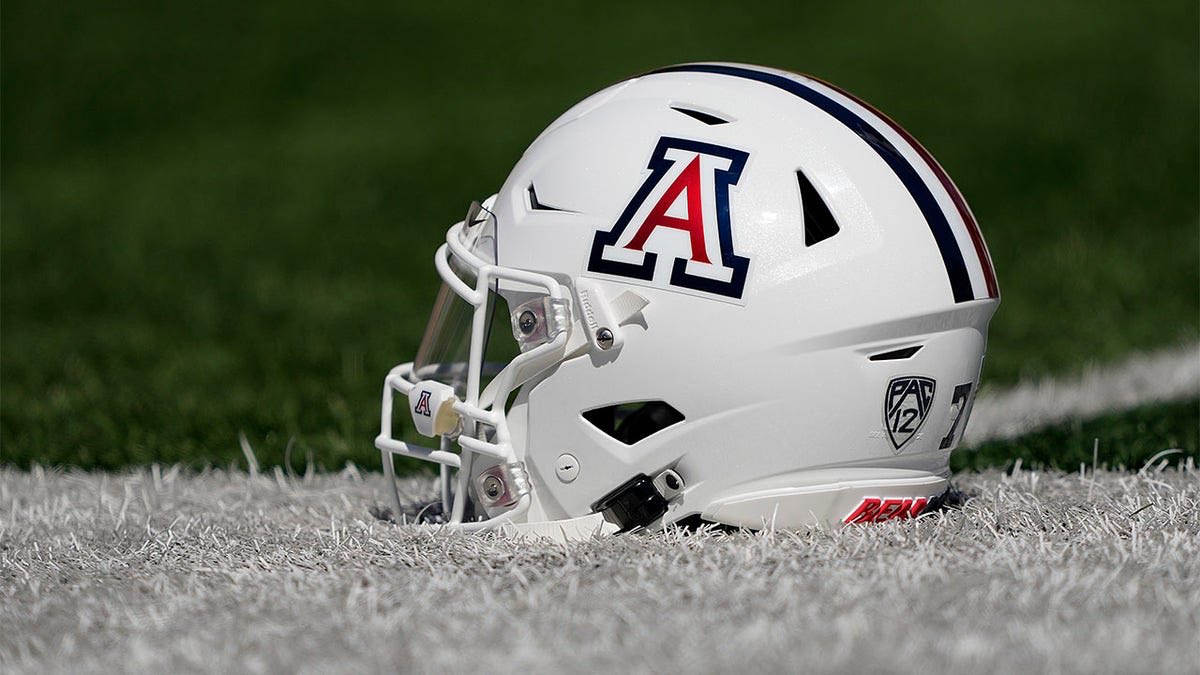 RedditCFB's tweet photo. The Big 12 has officially approved Arizona’s application to join the conference, per @RossDellenger.

The final step is Arizona’s board of regents approving the move. They are currently in session.

The Big 12 is getting its 14th member. https://t.co/Vk9JNttjbr