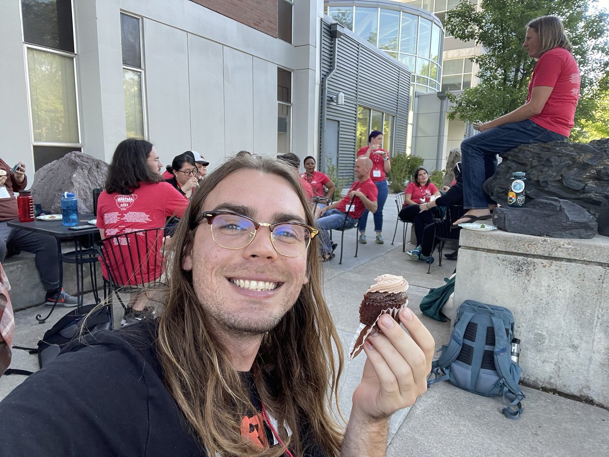 Shark_eye_sci's tweet photo. Best way to spend my 30th bday at #Spatial23! Thanks for the cupcakes @bumbanian 🧁 https://t.co/RQFufyS4zG