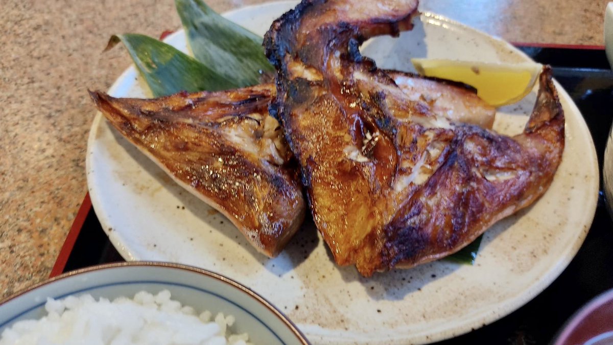 YocDr's tweet photo. フフフフフッ🎵
ファンモンも食べたぶりカマ定食食べました🤭🎵
なんかあのオモウマい店からも電話で出演依頼���ったらしいねココ🤭
出たかどうかは知らんけど(笑)
小鉢やドリンクおまけしてくれた🤭🎵
#お食事処千代  #ふらっとちゃんねる
#ぶりカマ定食   #ぶりカマのおばちゃん https://t.co/bQ4oFSQojL
