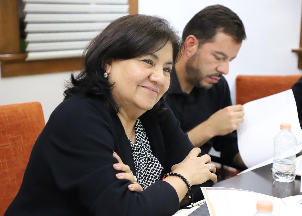 difhgo's tweet photo. Con la finalidad de generar un rumbo claro y planes reales que beneficien a los grupos prioritarios del estado, la presidenta del Patronato del DIFH, Edda Vite y el titular del Sistema, Javier Rodríguez Sagahón se reunieron con las y los enlaces administrativos… https://t.co/CDAqSV8IZR