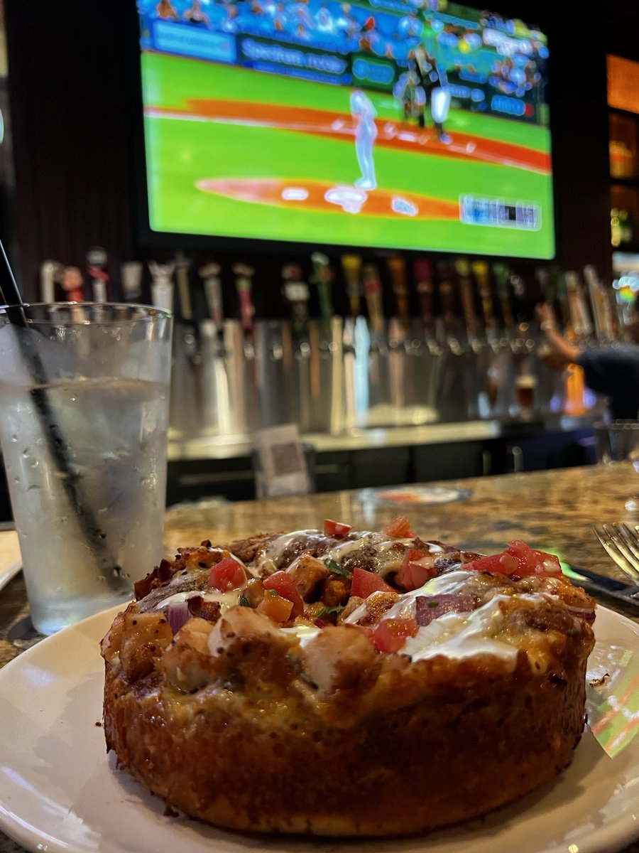jvfiso's tweet image. #Fiso1 team wanted to do dinner together. They picked Golden Corral 🤮 So I left him there and walked across the parking lot to BJ’s. My first time sitting at the bar by myself but the food is 1000% better here and I have a front row seat to #Dodgers #choosetheright