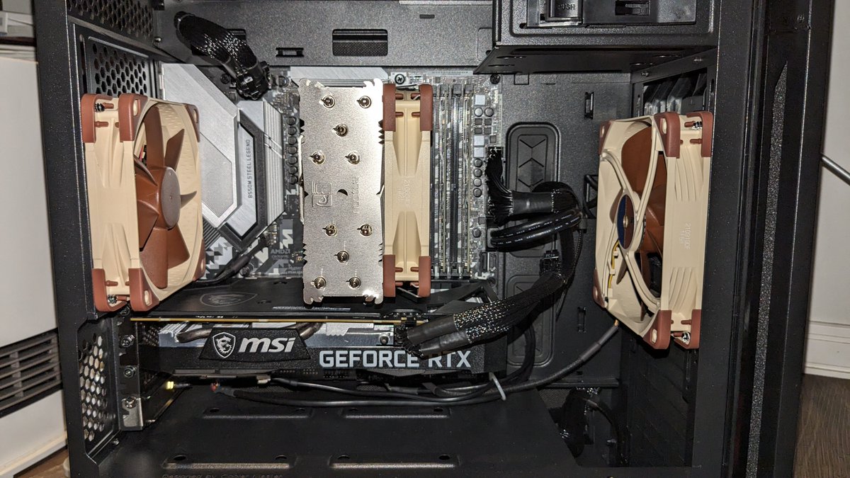 FumDars's tweet photo. 6年ぶりくらいに電源入れ替え。
散々悩んでNZXT C650にしてみました。
ぶん回しても静かなので静音重視にもオススメ!
取り回し悪いけどスリーブケーブルの方がすっきりして見えるのも良い。
#NZXT #Cgold #自作PC #電源 https://t.co/1NYvLlUhKT