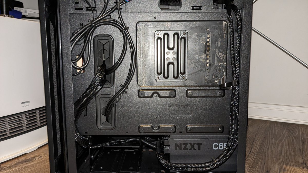 FumDars's tweet photo. 6年ぶりくらいに電源入れ替え。
散々悩んでNZXT C650にしてみました。
ぶん回しても静かなので静音重視にもオススメ!
取り回し悪いけどスリーブケーブルの方がすっきりして見えるのも良い。
#NZXT #Cgold #自作PC #電源 https://t.co/1NYvLlUhKT