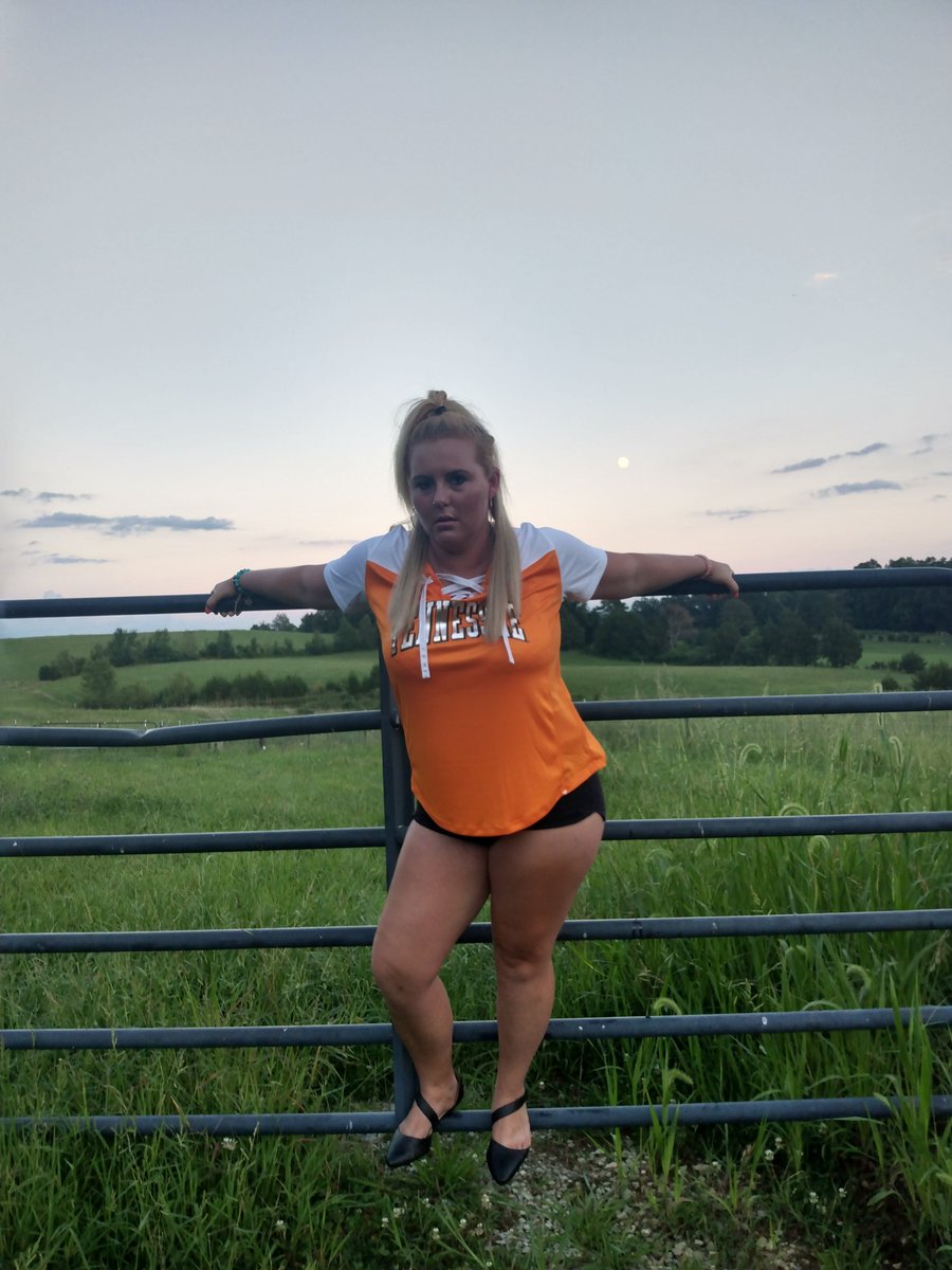 Sarah98447524's tweet photo. @Vol_Sports and @MorganWallen 
 30 days until kick off are you ready!!!! I know this girl is!!!! Let's go!!!!🧡🍊🏈🔥 https://t.co/bPyESsNrmZ
