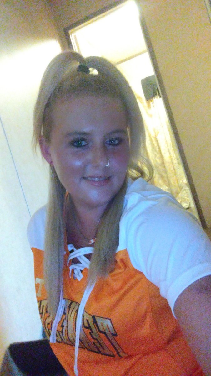 Sarah98447524's tweet photo. @Vol_Sports and @MorganWallen 
 30 days until kick off are you ready!!!! I know this girl is!!!! Let's go!!!!🧡🍊🏈🔥 https://t.co/bPyESsNrmZ