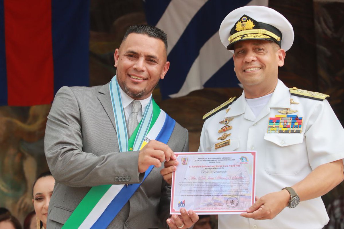 ➡️ De igual manera el Cmdte Gral de la <a href="/ArmadaFANBVzla/">Cuenta Oficial de la Armada Bolivariana</a>, ALM Neil Villamizar Sánchez, condecoró a las autoridades civiles presentes en el acto, además de recibir un reconocimiento de la mano del Alcalde del Municipio Miranda.

<a href="/NicolasMaduro/">Nicolás Maduro</a>