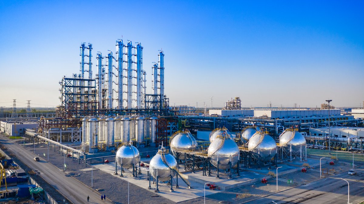 ChnGreenEnergy's tweet image. Daqo Energy (SH: 688303) reported on Thursday that in 2023 H1, the company achieved operating income of RMB 9.325 bln, ⬇️42.93% YoY; net profit of RMB 4.426 bln, ⬇️53.53% YoY. During the reporting period, the price of #polysilicon dropped sharply due to a growth of new production…