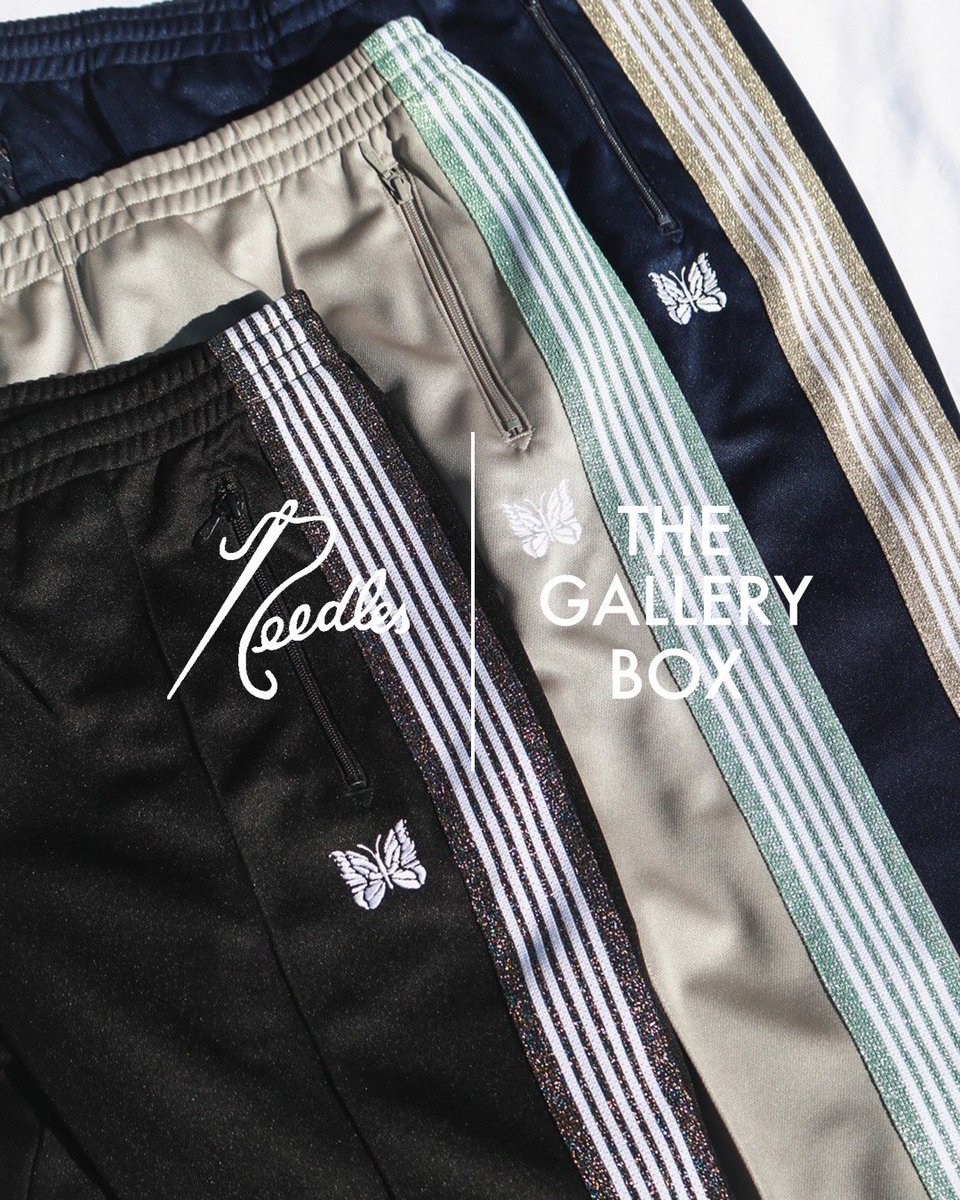 box_gallery's tweet photo. 【NEEDLES × THE GALLERY BOX EXCLUSIVE ITEM 発売決定】

この度、NeedlesとTHE GALLERY BOXによる第1弾となるコラボレーションアイテムか発売決定。
人気のナロートラックパンツをベースに煌びやかなグリッターのサイドラインを採用した別注アイテム。

https://t.co/YVeXpialhw

#needles https://t.co/iZq39hO8Ok
