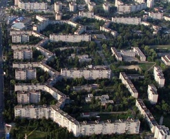 Один из самых длинных жилых домов в мире расположен в городе Луцк, на углу проспекта Соборности и ул. Молодёжи. 

Формально дом разделен на 40 домов с разными 38 адресами. Длина самой длинной сплошной части составляет 1,75 км, а с учётом ответвлений — 2775 метров.