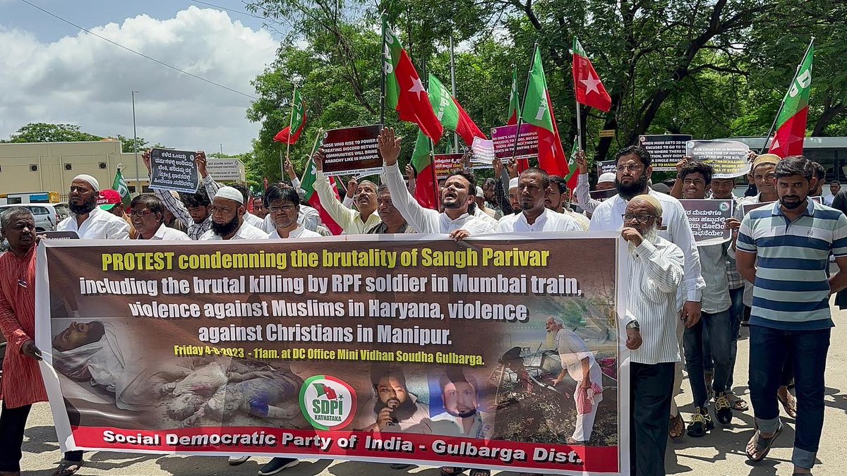 AleemIlahi's tweet photo. SDPI Gulbarga Protested &amp; condemned the brutality of Sangh Parivar including the brutal killing by RPF soldier in Mumbai train, violence against Muslims in Haryana, violence against Christians in Manipur. 

#HarayanaViolence #SDPI #MuslimsLivesMatters https://t.co/MRHITC9iyx