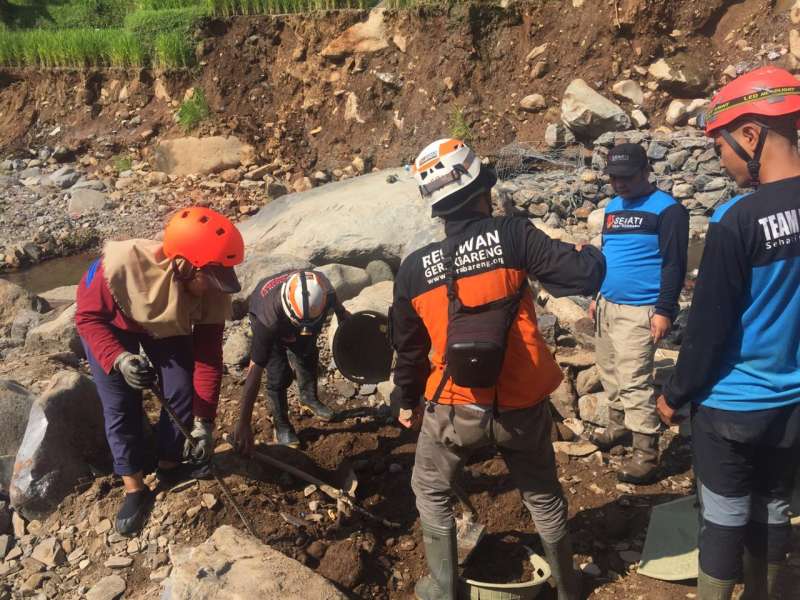 Menjadi Relawan Sosial &amp; Kemanusiaan bukanlah pekerjaan yang mudah, ada kesigapan yang harus dimiliki &amp; kebesaran hati yang harus dipunya. Merekalah pahlawan sebenarnya ▶️ Pahlawan Tanpa Imbalan Itu Bernama Relawan gerakbareng.org/artikel/baca/p… #pahlawankemanusiaan #relawan