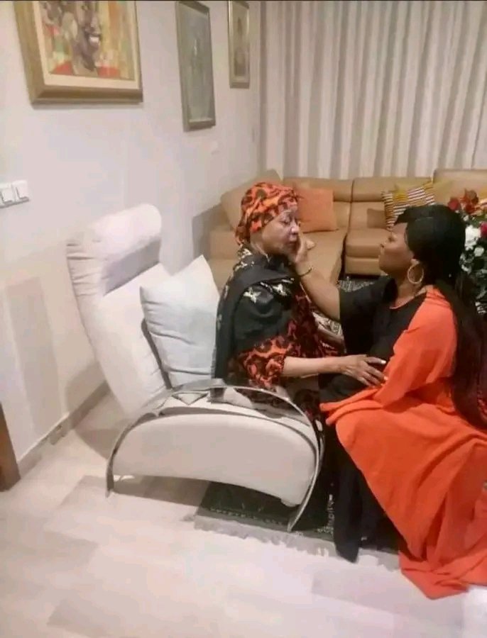 MelEssisKouadio's tweet image. 🇨🇮 CÔTE D'IVOIRE / DEUIL
Mme SYLVIE TAGRO l’épouse du Pr @SOROKGUILLAUME aux côtés de Mme Henriette Bédié.
#CIV225