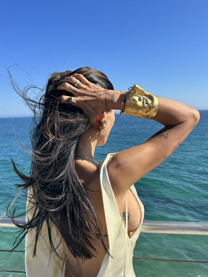 F2q28vNX0AEYE37?format=jpg&name=900x900