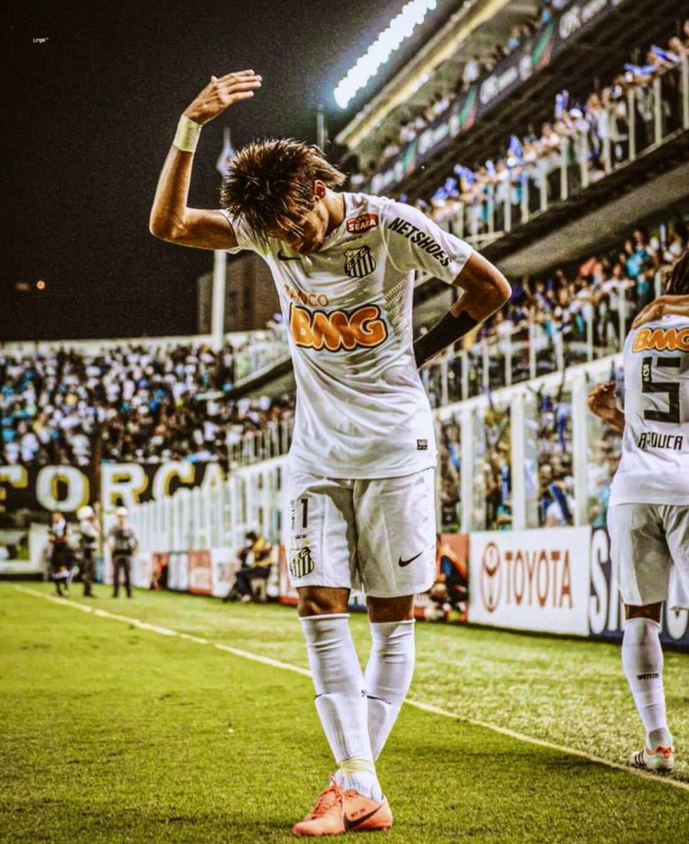 PurelyFootball's tweet photo. 🔙 11 years ago, Bolivar's manager said he didn't know who Neymar was after Bolivar beat Santos 2-1. 

The return leg is 𝗵𝗶𝘀𝘁𝗼𝗿𝘆:

‣ Neymar scored two goals ⚽️ 
‣ Neymar assisted five goals 🎯 
‣ Neymar took a bow to mock Bolivar's manager
‣ Santos won 8-0 🤯

Football 𝗵𝗲𝗿𝗶𝘁𝗮𝗴𝗲 🙇‍♂️