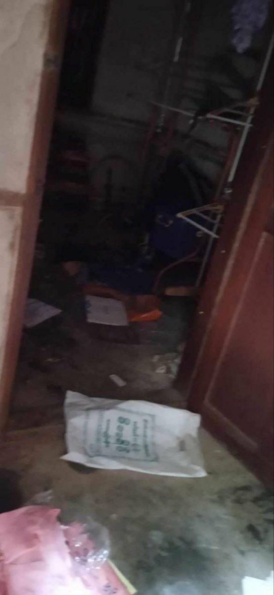 AungMinTUN22's tweet photo. It is reported that junta soldiers set alight to 70 residential properties and destroyed the things in 2 villages of Pakoku tsp, Magway division yesterday. #AcceptNUGRejectMilitary #WhatsHappeningInMyanmar #2023JulAug4Coup https://t.co/BqyqmeeuNH
