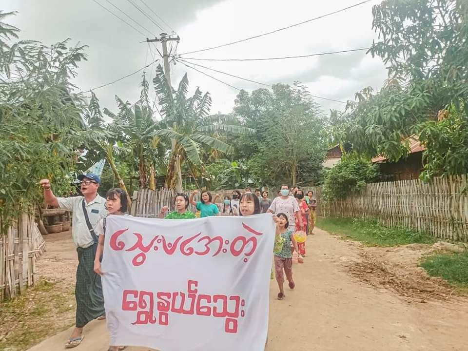 AungMinTUN22's tweet photo. The protest against genocidal military dictatorship was held by the protesters of Shwe Nwe Thway Strike in Yinmarbin township today.  #AcceptNUGRejectMilitary #WhatsHappeningInMyanmar #2023JulAug4Coup https://t.co/kQn6xsGrpO