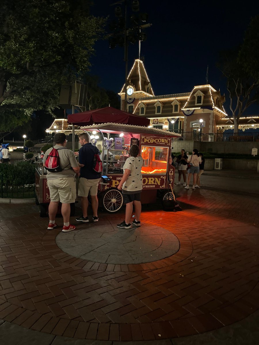 OahuAJ's tweet photo. I'm at Town Square Popcorn Cart - @disneyland in Anaheim, CA https://t.co/ka1Fzu3p6S https://t.co/2nwykiOQaV