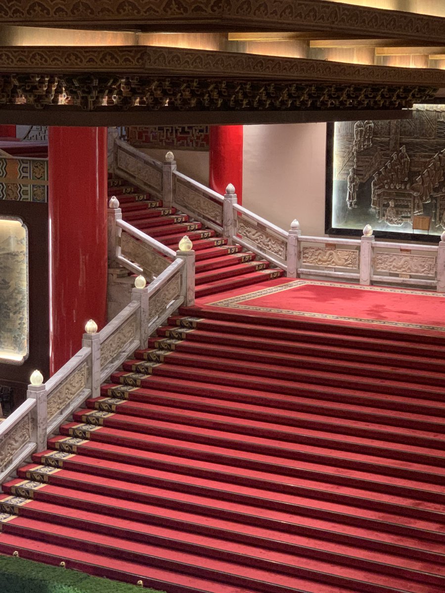 하나 그리고 둘을 촬영한 타이페이 그랜드 호텔도 너무 멋졌다 언덕 위에 있어서 숲길을 지나서 올라가야 커다랗게 등장하는 게 정말 영화적 경험..T...