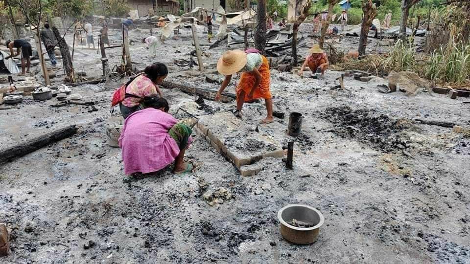 AungMinTUN22's tweet photo. Military troops burnt down 27 civilian houses and robbed the valuable things in Mayakan village, Debayin tsp, Sagaing division yesterday. #AcceptNUGRejectMilitary #WhatsHappeningInMyanmar #2023JulAug4Coup https://t.co/MGIVEGNwCv