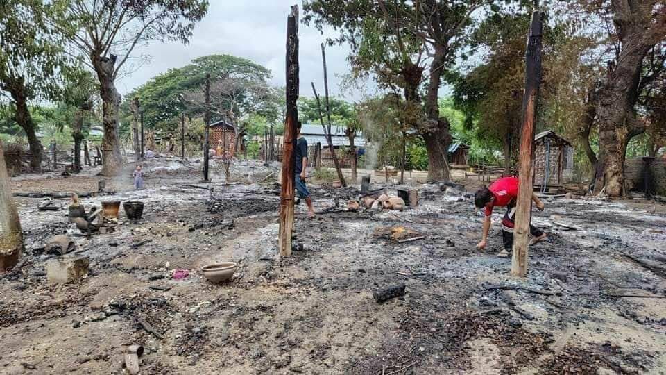 AungMinTUN22's tweet photo. Military troops burnt down 27 civilian houses and robbed the valuable things in Mayakan village, Debayin tsp, Sagaing division yesterday. #AcceptNUGRejectMilitary #WhatsHappeningInMyanmar #2023JulAug4Coup https://t.co/MGIVEGNwCv