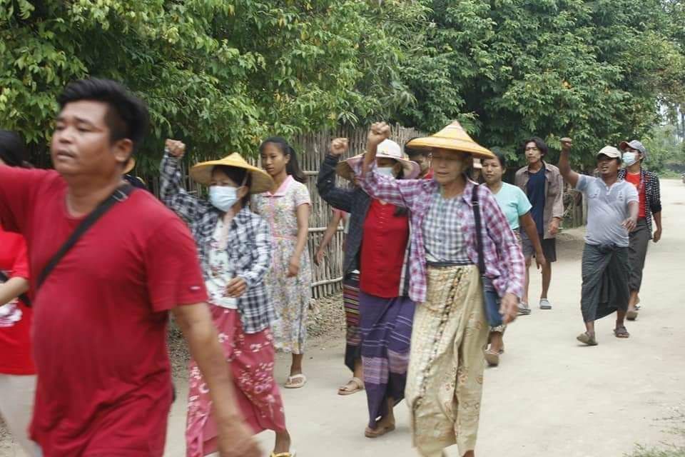 AungMinTUN22's tweet photo. Joint forces of pro-democracy villagers of several villages from northern Salingyi township and eastern Yinmarbin township staged a strike against military dictatorship.  #AcceptNUGRejectMilitary #WhatsHappeningInMyanmar #2023JulAug4Coup https://t.co/UEm2DtbQpH