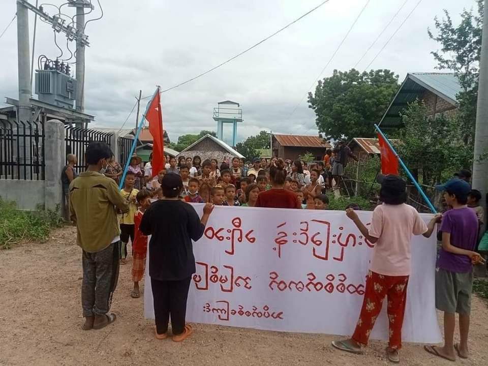 AungMinTUN22's tweet photo. Pro democracy youths in a village, Yinmarbin Township, are still marching with vigor to keep opposing the military dictatorship.  #AcceptNUGRejectMilitary #WhatsHappeningInMyanmar #2023JulAug4Coup https://t.co/r4fwVxkCsy