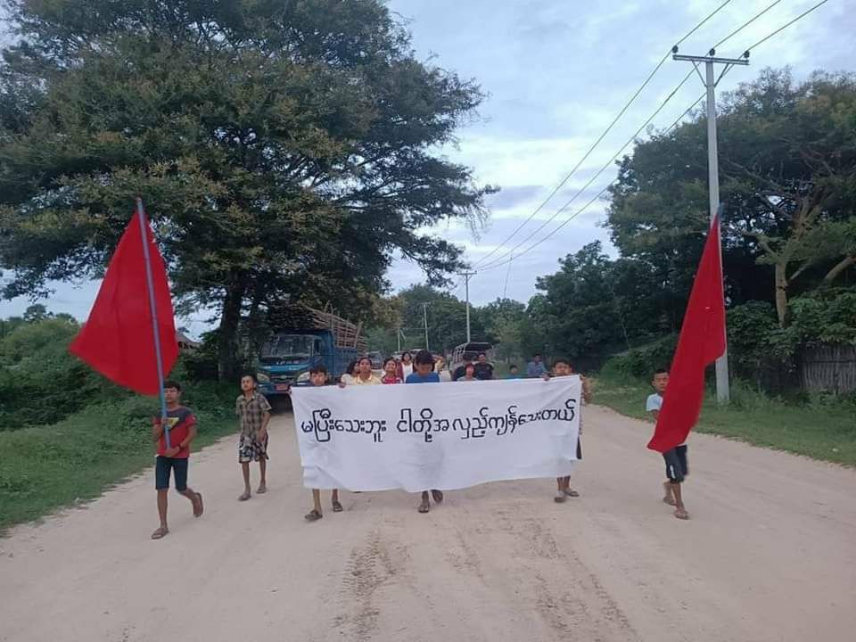 AungMinTUN22's tweet photo. Pro democracy youths in a village, Yinmarbin Township, are still marching with vigor to keep opposing the military dictatorship.  #AcceptNUGRejectMilitary #WhatsHappeningInMyanmar #2023JulAug4Coup https://t.co/r4fwVxkCsy