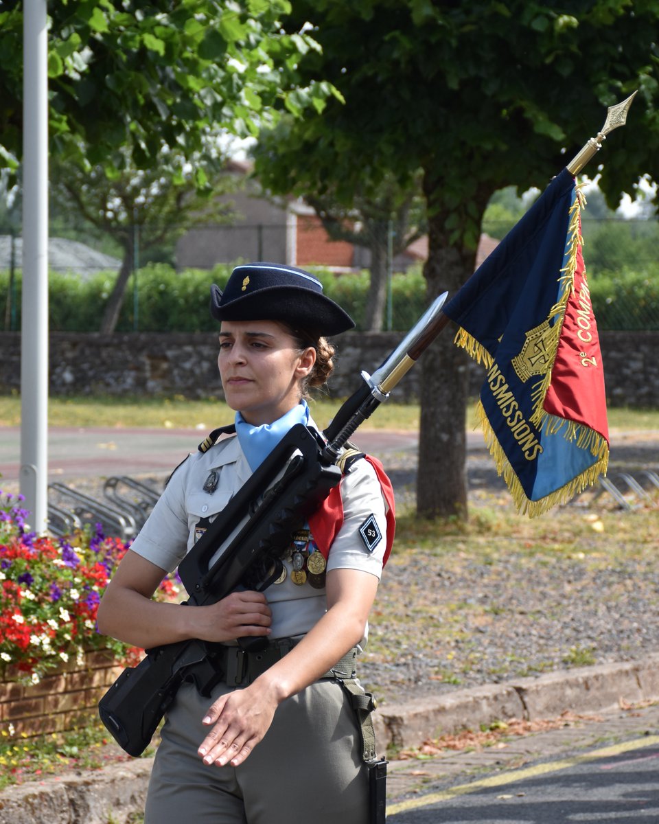 53eRT1's tweet image. [#JeudiPhoto]

« Partout où il y a une volonté, il y a un chemin », Pierre Schoendoerffer.

#Passcom des compagnies 2023 📸

#ArméeDeTerre #DéTERREmiNation #TradiMili

@armeedeterre @armeeszne @COMSIC_FR