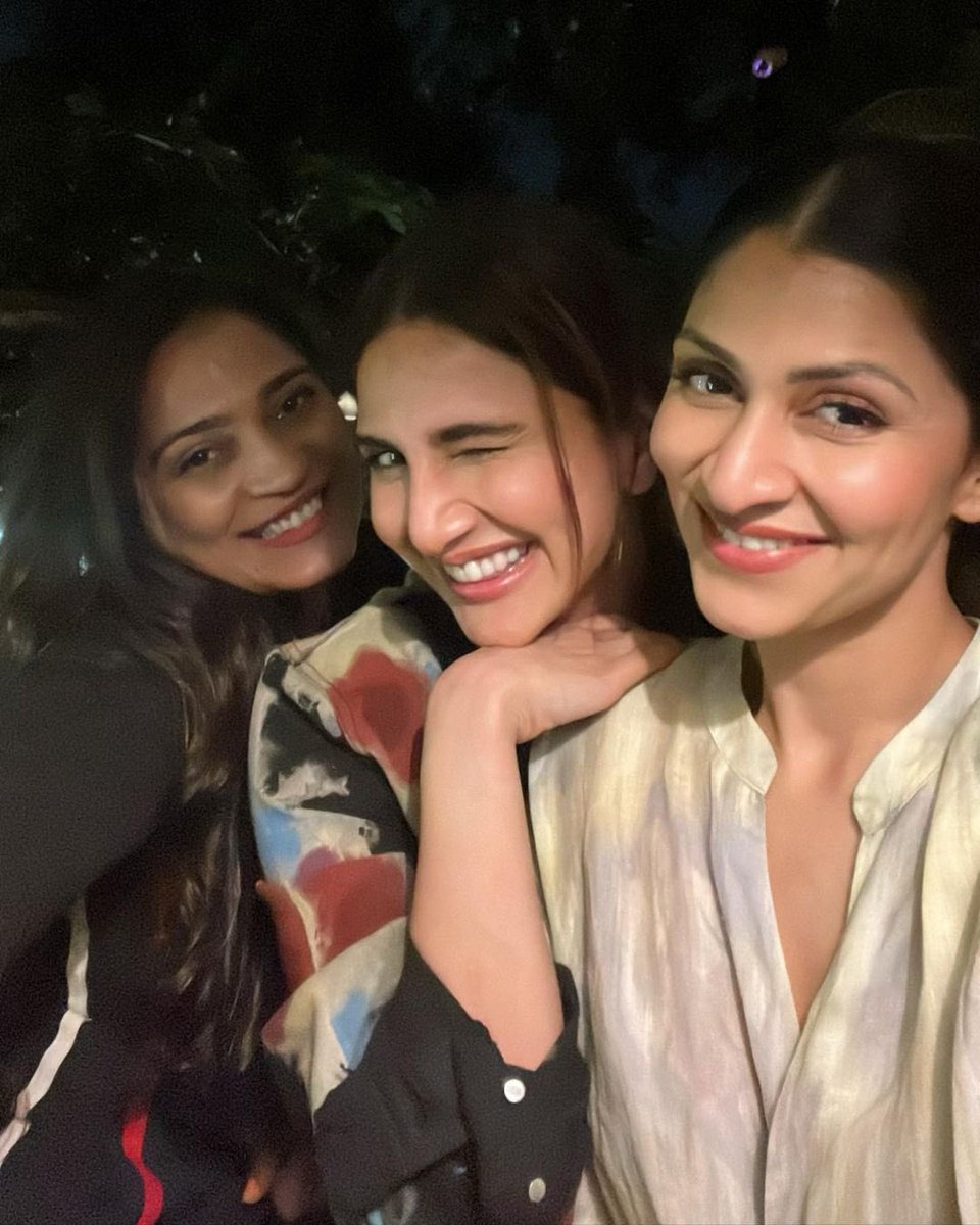 Vaaniofficial's tweet photo. My zany peeps 🤓 https://t.co/RrO82gNBaS