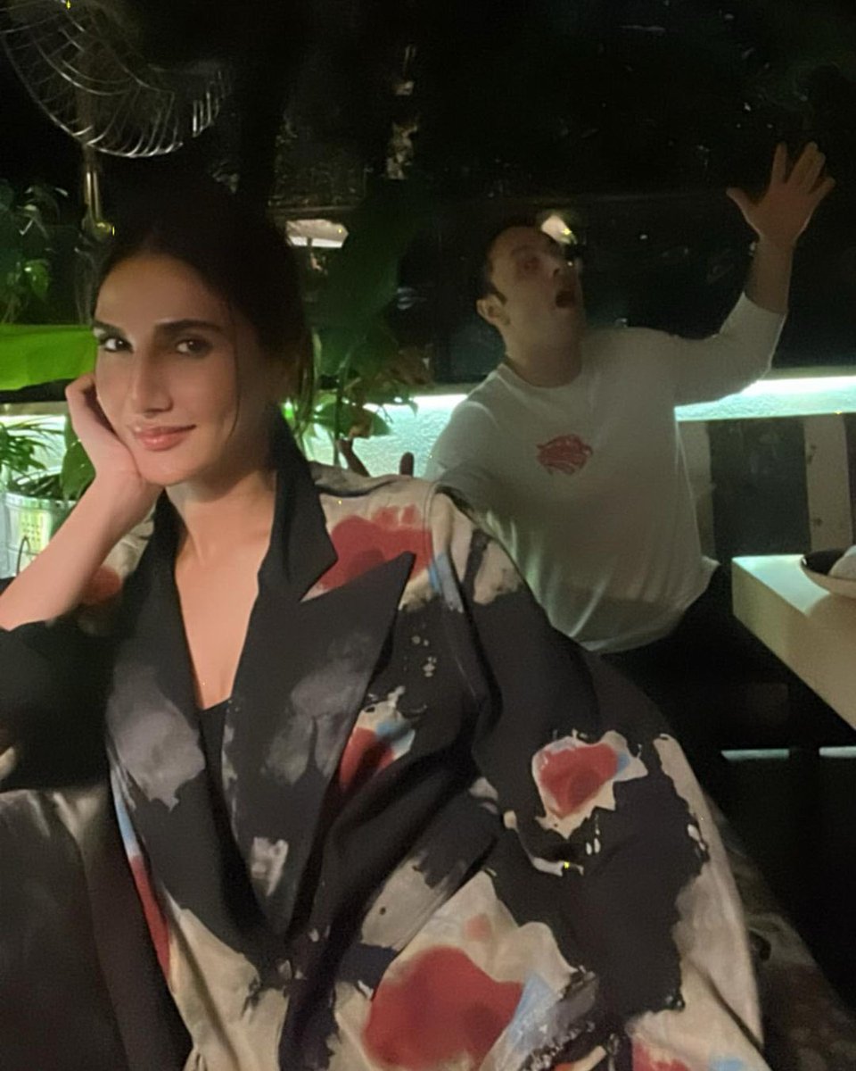 Vaaniofficial's tweet photo. My zany peeps 🤓 https://t.co/RrO82gNBaS