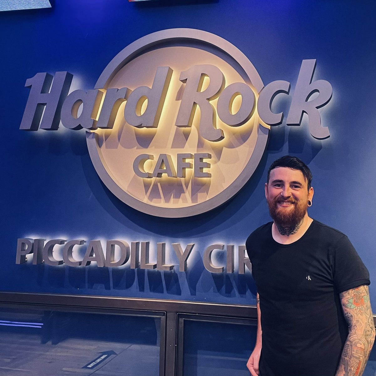 LONDON you’ve been a blast and I’ll definitely be back soon ♥️

Huge thanks to everyone at Hard Rock Cafe Piccadilly Circus &amp; Hard Rock Cafe London for having me and making me feel welcome.

🤘