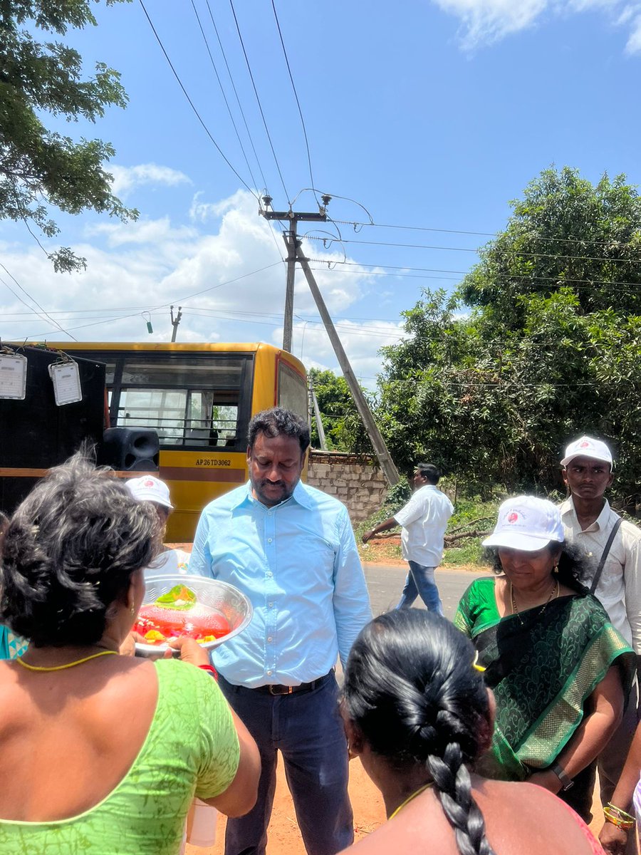 aikyathavijay's tweet photo. #change #peoplemovement #walk4change #Aikyatha #vijayIAS #SRKRvijay #viwaycam #day9#village #Tirupati #rangannagunta #Bccolony #100kms #100kmsofwalk #100kmswithpeople #100kmsofAPdarshan #100kmsofchange https://t.co/xNOrnf9uQa