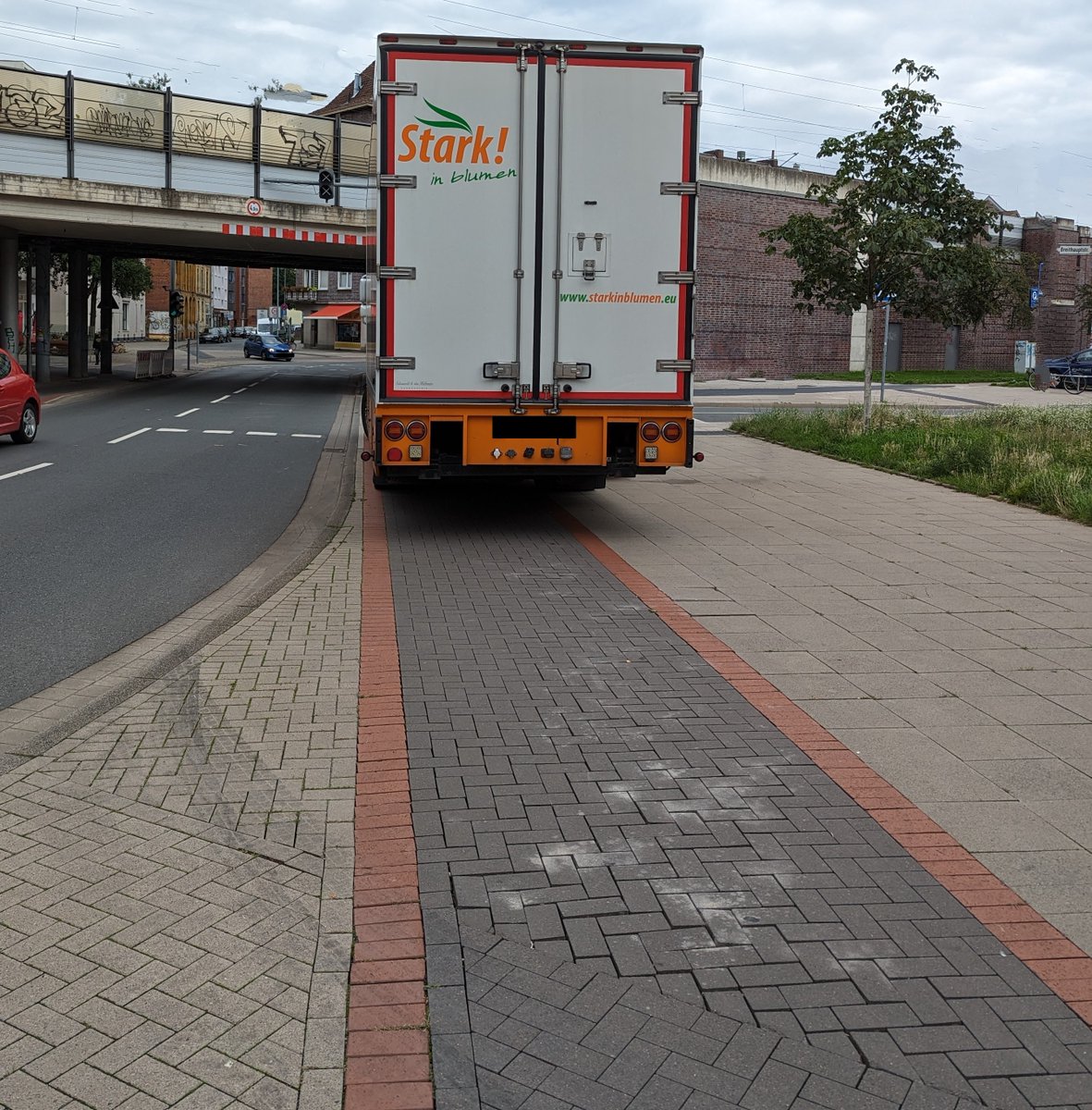 Hallo <a href="/hannover/">Stadt Hannover</a>! Ich glaube, das soll nicht so. Leider wird diese Fläche in der Scheidestraße konsequent von schweren LKWs zur Anlieferung befahren und beparkt. Das Ergebnis sieht man am unteren Bildrand.