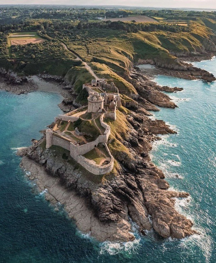 🇫🇷 Le Fort la Latte en Bretagne ! Renversant !
☀️ Très bonne journée à tous ! 🍀 💛

📸 Valentin Tissot