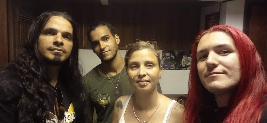 Preparando cosas, para la gala de premiaciones del Festival Cuerda Viva