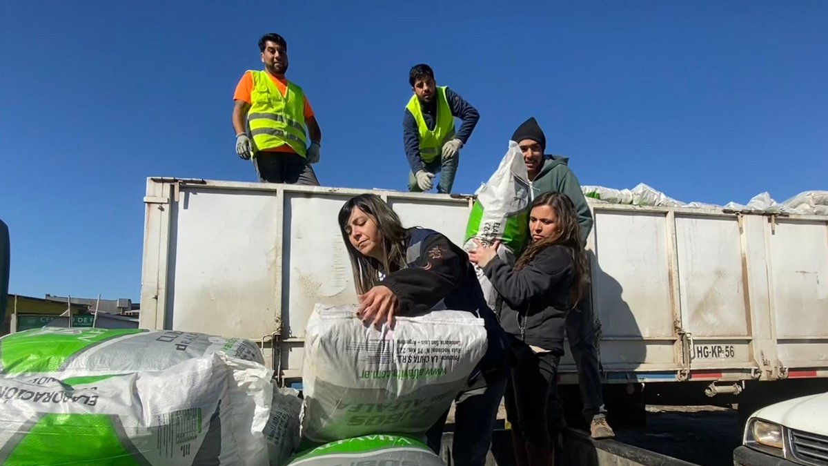 MinagriMaule's tweet photo. ✅Este jueves en la zona costera de Curicó, en #Hualañé con su alcaldesa Carolina Muñoz y Seremi @MinagriMaule se entregaron 602 sacos de cubos de alfalfa para alimentación animal de 641 cabezas de ganado, beneficiando a 49 agricultores NO INDAP 👩🏻‍🌾Inversión de  $6.855.576 https://t.co/yePaoTKWMW