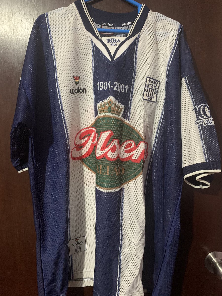 aaron_rengifo's tweet photo. Llega el 2001, año en el que logramos el ansiado título en el centenario de #AlianzaLima.
#Walon fomentó el uso de camisetas tipo malla, se dejó de usar el cuello camisero. Se observa los años en el pecho (1901 - 2001)
La versión alterna se usó en un amistoso de leyendas. https://t.co/AEIuAqHRk7