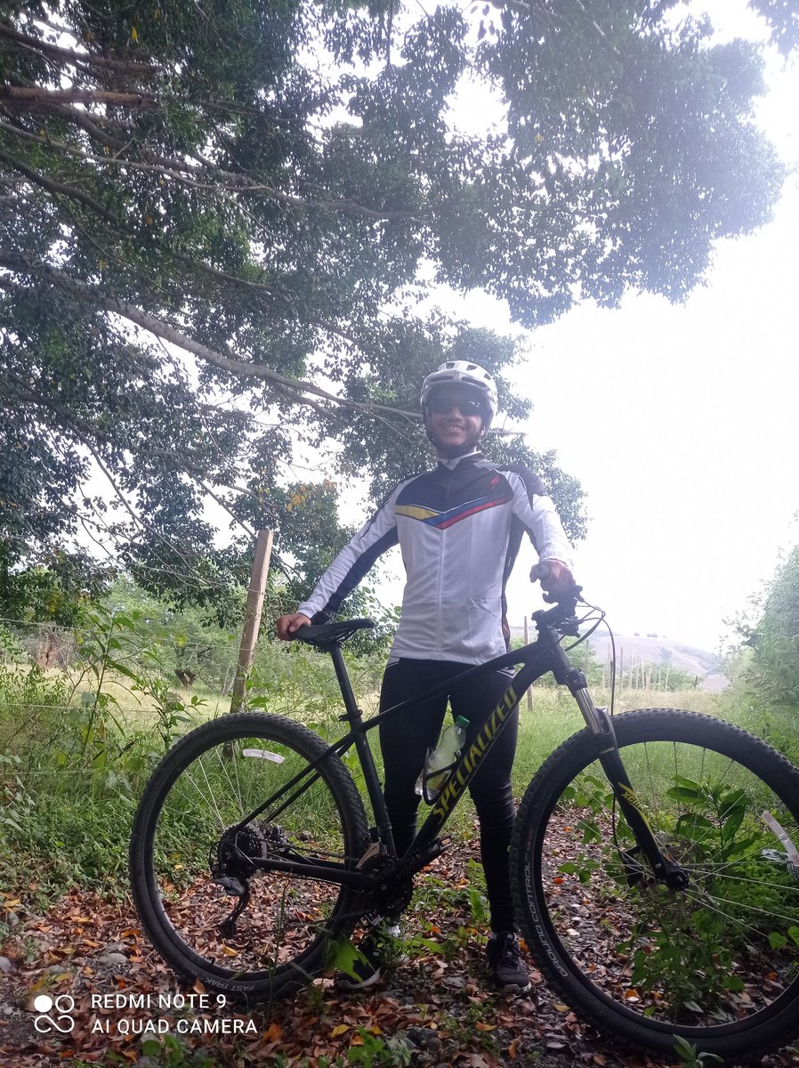 varfelo's tweet image. Selección colombia ve!! Q calor 🇨🇴😜 
#mtb #specialized #rutamtb #bicicleta #Colombia  #escarabajos