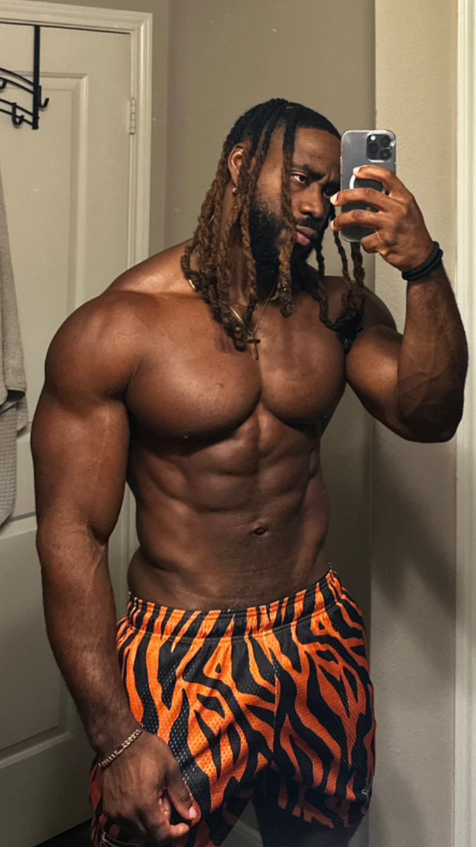 BadmanMo1's tweet image. Long hair don’t care.