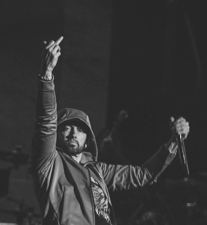 eminembr's tweet photo. "O seu único argumento é que minhas músicas não tocam nos clubes? / 

Filho da p*, cale a sua boca, a única razão pela qual eles ainda tocam sua merda no clube, é porque você ainda se apresenta neles"

— Eminem respondendo The Game em Realest 🔥 https://t.co/H2fHPGJJnj