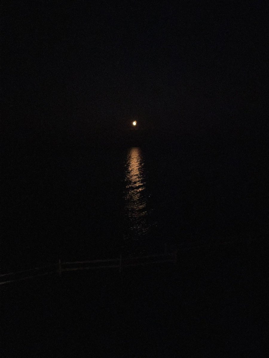 seavt2008's tweet photo. Moon rise over Lake Superior #UP23 #Michigan2023 #summervacation2023 https://t.co/USgGF2KRK5