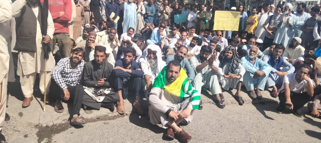 Hammadk20144353's tweet photo. پہلی بار آزاد کشمیر کے لوگوں کو ایک پیج پر اکھٹے دیکھ کر خوشی ہوئی۔۔۔
#longlivepeoplesresistance
#LongLiveResistance
#saynotoinflation
#saynototaxes https://t.co/jD9Dc1lKvA