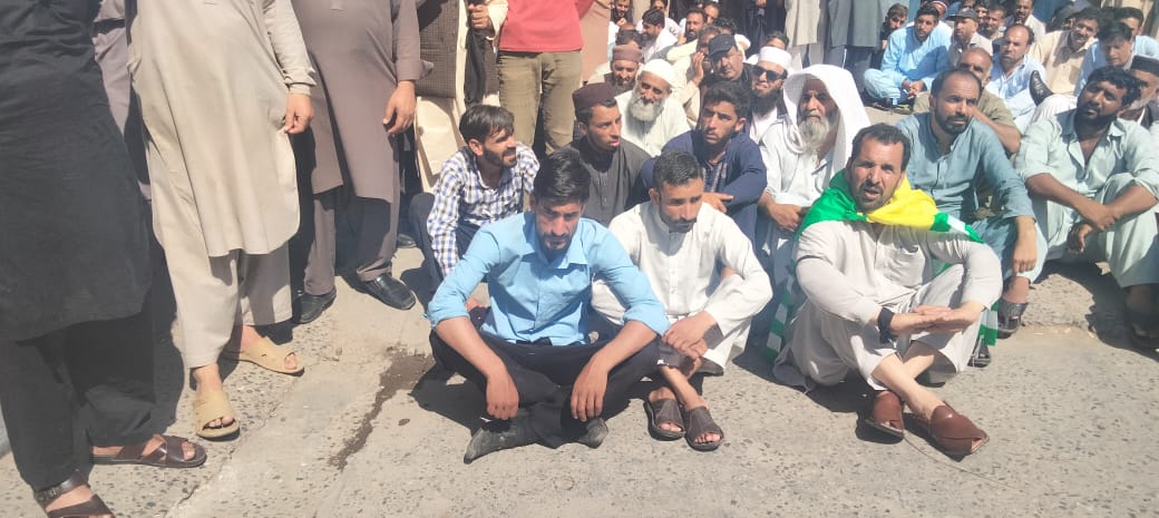 Hammadk20144353's tweet photo. پہلی بار آزاد کشمیر کے لوگوں کو ایک پیج پر اکھٹے دیکھ کر خوشی ہوئی۔۔۔
#longlivepeoplesresistance
#LongLiveResistance
#saynotoinflation
#saynototaxes https://t.co/jD9Dc1lKvA