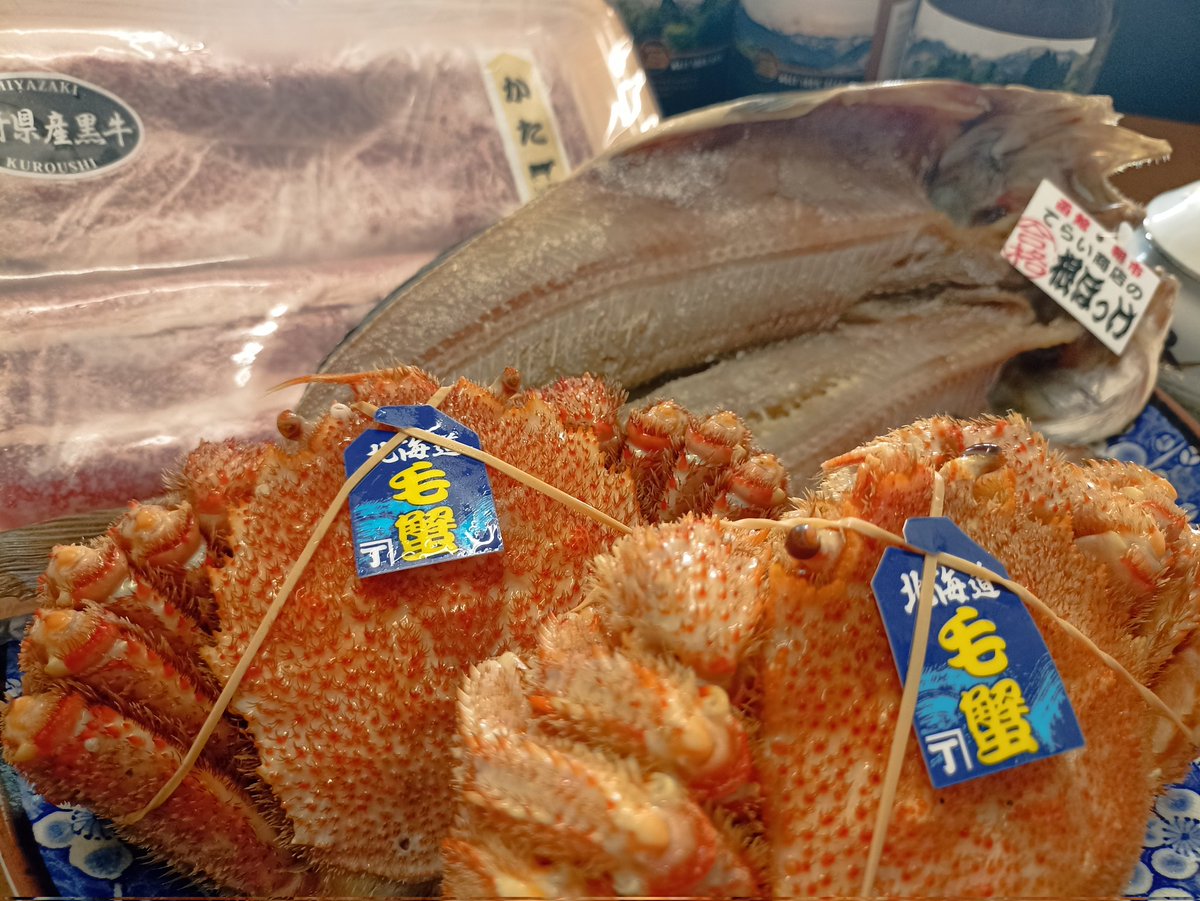Qweil12's tweet photo. みなさんからの贈り物受け取りました\٩(๑' ^ '๑)۶/
蟹とほっけはあれくしから!!
ホッケもっとあるんけど、のりきらんかった！
綾瀬さんからお肉を頂いて
もちもちからビールの飲み比べセット頂いてます(～･ω･)～

みんなありがとー(๑•̀ㅁ•́ฅ✨
美味しく頂きます！笑 https://t.co/VKizNH3kuz