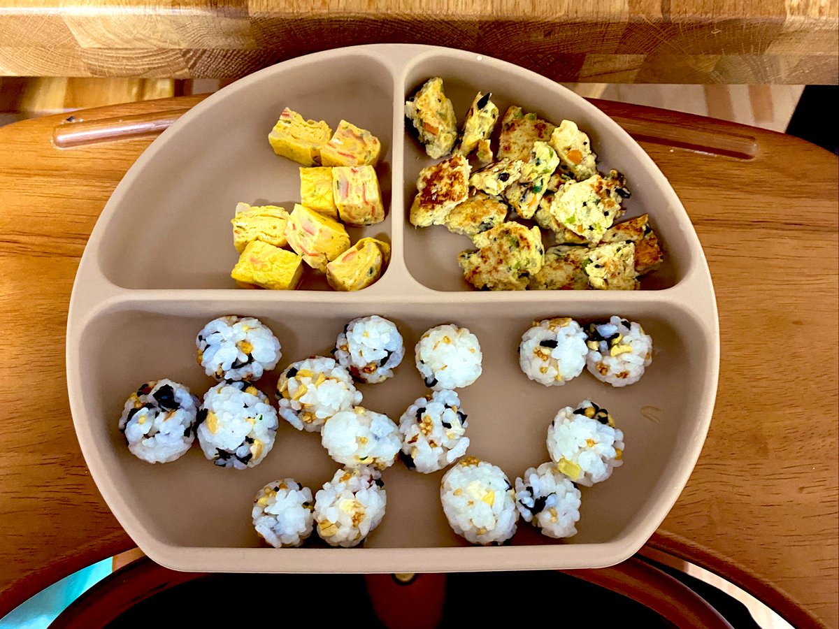 mami_kitagawa's tweet photo. 👶食べたくないごはんがあると、椅子の下で待っている犬に投げて「ヨシ！」と言うようになりました😇よくないわ！笑 https://t.co/n6x3PkJwKl