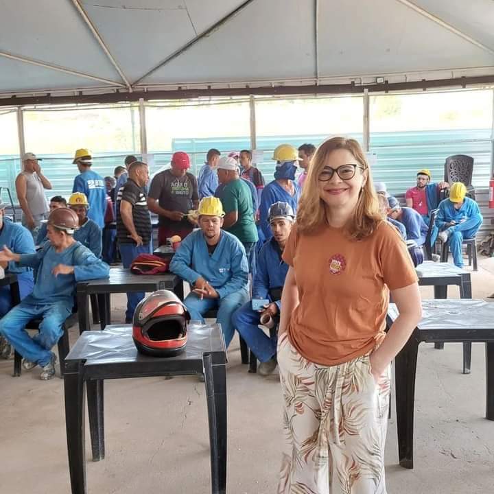 olindance's tweet photo. Os "acadêmicos" do CC no canteiro de obra https://t.co/ksheeHcmyK