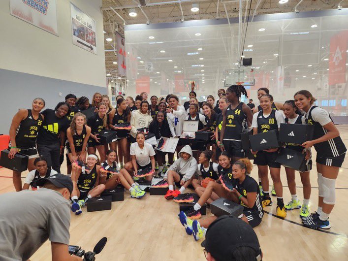 ETGmwgbb's tweet photo. @3SSBGCircuit does it right! @TheTraeYoung stopped by the All American camp today and surprised all the girls with his new shoe that dropped today🏀🔥

#3SSBGirls #3StripeLife https://t.co/LDPxAPWcyv