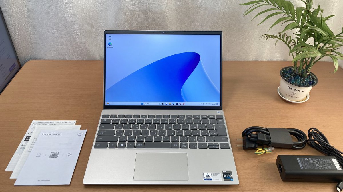 PcSelecting's tweet image. 並行してもう一つ。
こちらはDellの「Inspiron 13（5330）」。
これはこれで特徴ある優良機です。特に画面がQHD+なので、文字が潰れずに多くの情報を表示できます。
移動先で表示面積を確保したい人にオススメです ♪

selecting-pc.com/purchasing-inf…

#Inspiron13 #モバイルPC