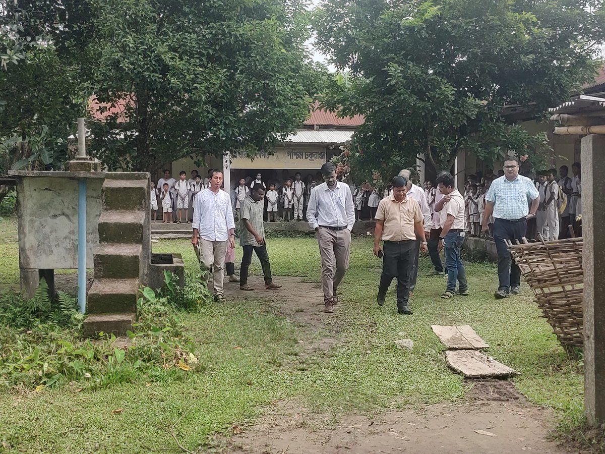 LakhimpurDist's tweet photo. On 03.08.2023, Shri Arjit Mahajan,IAS, Assistant Commissioner, Lakhimpur chaired a meeting at Dhakuakhana Block to review on Swachh Bharat Mission-Gramin with Dy CEO ZP,GP secy &amp; BDO. Also visit to sites within the same block &amp; took stock of the block.
@CMOfficeAssam  @ias_arjit https://t.co/Cc1I1EET7y